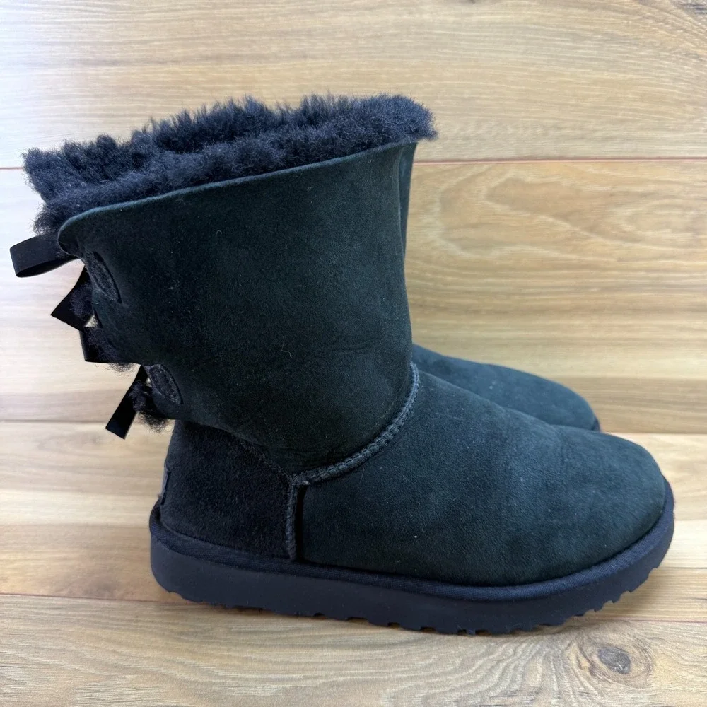 UGG Bailey Bow Short Boots Womens 8 Black Suede Shearling Mid Calf Boots